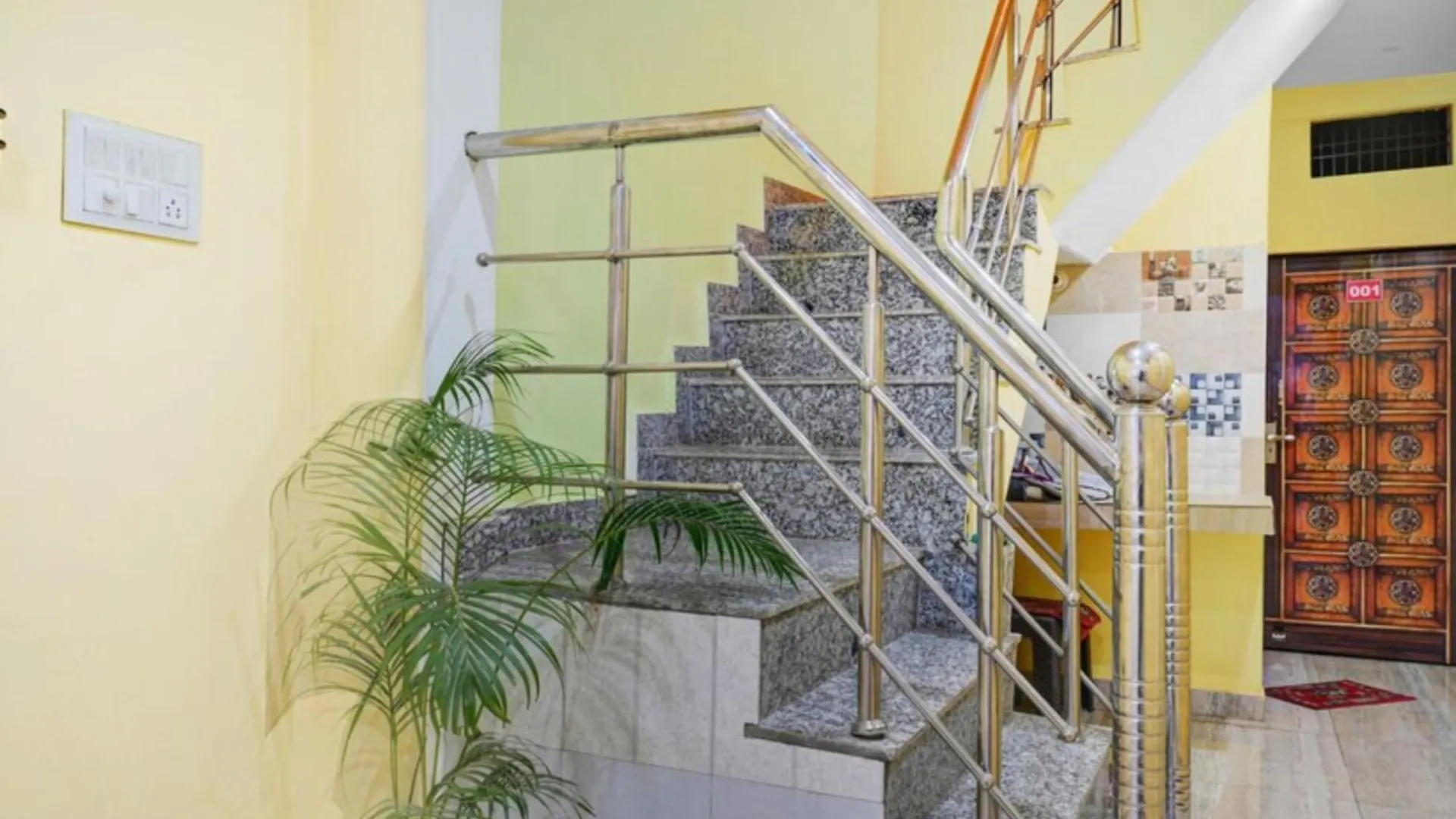 Varanasi Hotel Sanskrit Paying # Near Assi Ghat And Kashi Vishwanath Temple -Wifi -Room Service - Spacious Room - A Budget Guest House In Bénarès Inde