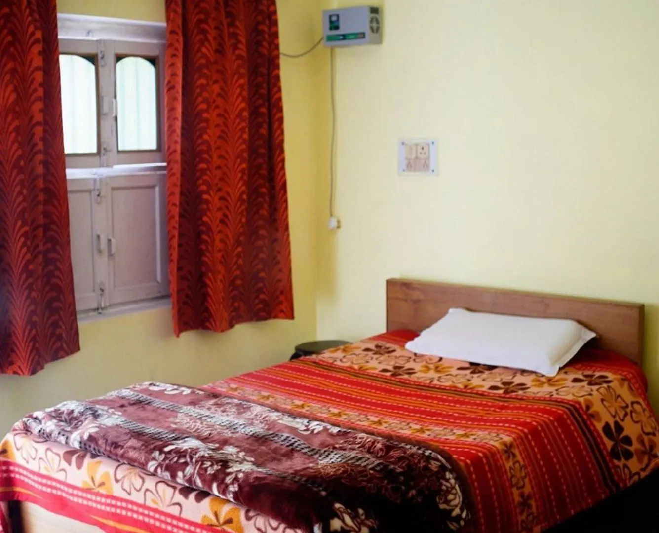 ****  Varanasi Hotel Sanskrit Paying # Near Assi Ghat And Kashi Vishwanath Temple -Wifi -Room Service - Spacious Room - A Budget Guest House In Varanasi India